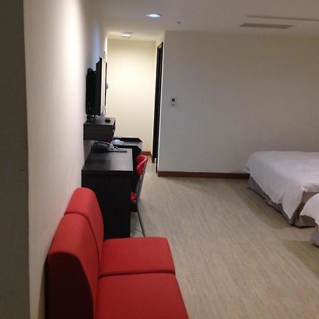 Big Bear Hotel Kaohsziung Kültér fotó